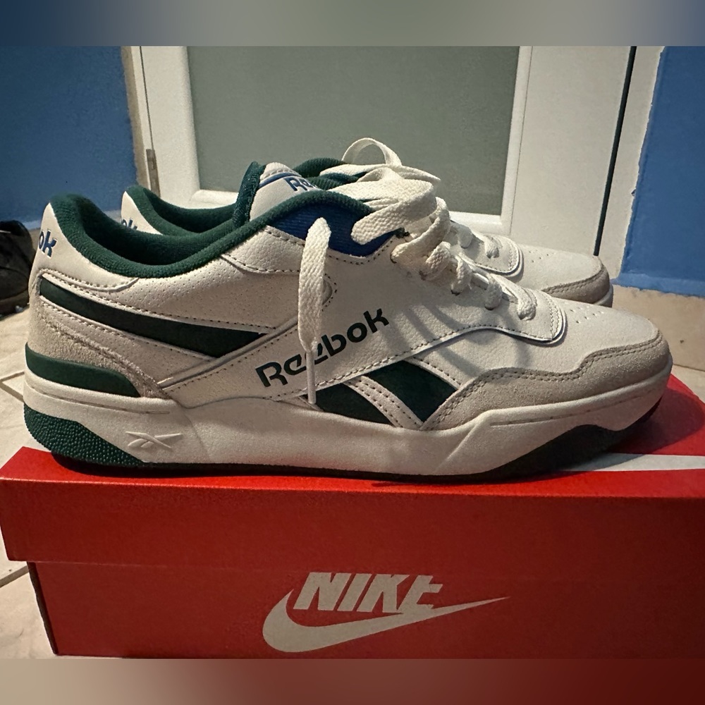 reebok comfort shoe, brand new with replacement box